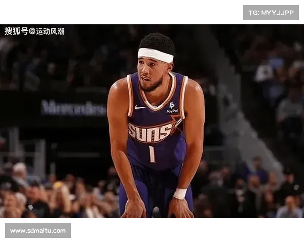 布克在团队协作与战术执行中的关键作用与成功案例解析